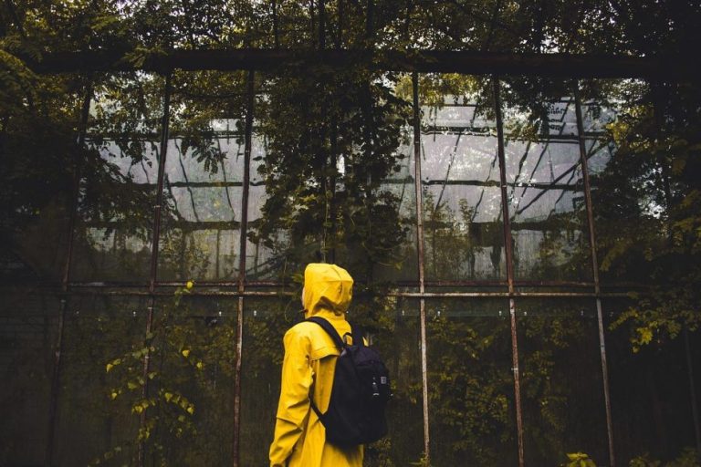 Stap-voor-stap handleiding voor het schoonmaken van je regenjas met milde zeep en water